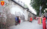 Phố bích họa Phùng Hưng ngập tràn không khí Tết cổ truyền